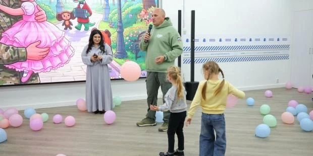 Яркий «Калейдоскоп детства», посвященный Международному дню защиты детей, стал точкой притяжения для более чем 60 ребят – детей участников СВО, волонтеров тыла и юных спортсменов Яркий «Калейдоскоп детства», посвященный Международному дню защиты детей, стал точкой притяжения для более чем 60 ребят – детей участников СВО, волонтеров тыла и юных спортсменов