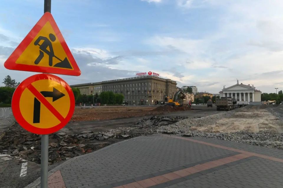 На площади Павших Борцов в Волгограде меняют коммуникации 50-х годов