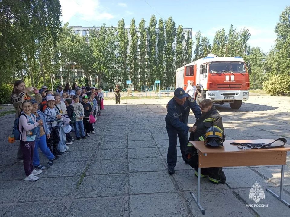 Огнеборцы в гостях у школьников: знакомство с профессией пожарного Огнеборцы в гостях у школьников: знакомство с профессией пожарного