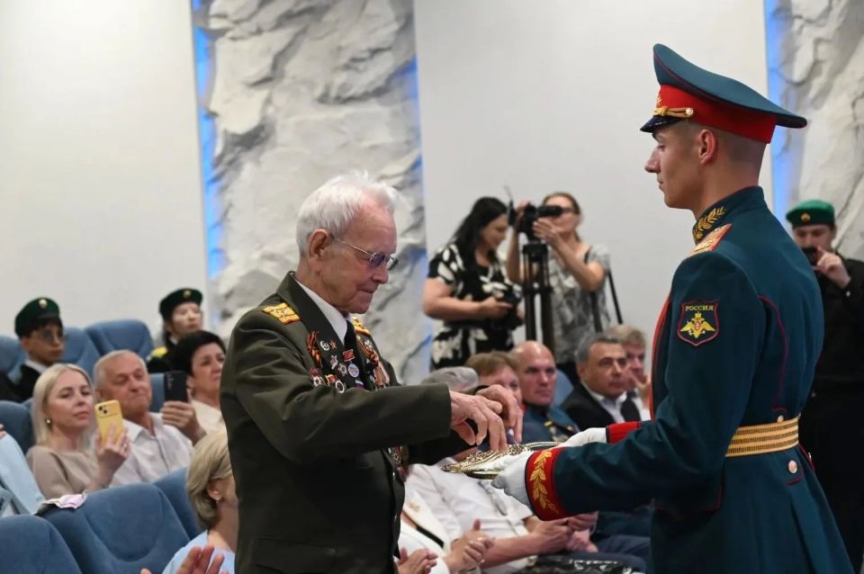 Еще больше фото с праздника в честь столетия фронтовика Александра Медкова на нашем сайте Еще больше фото с праздника в честь столетия фронтовика Александра Медкова на нашем сайте