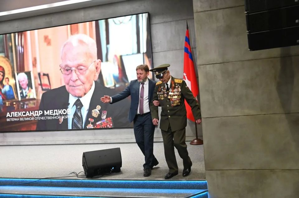 Еще больше фото с праздника в честь столетия фронтовика Александра Медкова на нашем сайте Еще больше фото с праздника в честь столетия фронтовика Александра Медкова на нашем сайте