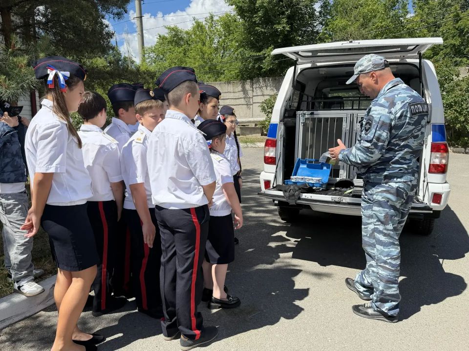 Центр кинологической службы посетили кадеты из Суровикинской школы Центр кинологической службы посетили кадеты из Суровикинской школы