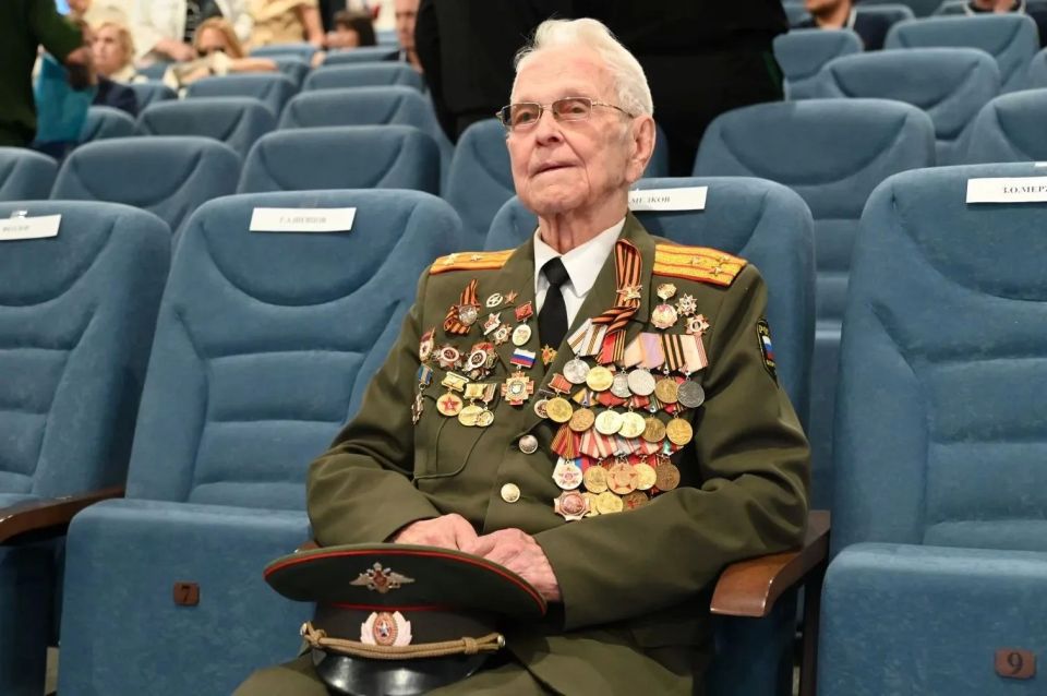 Еще больше фото с праздника в честь столетия фронтовика Александра Медкова на нашем сайте Еще больше фото с праздника в честь столетия фронтовика Александра Медкова на нашем сайте