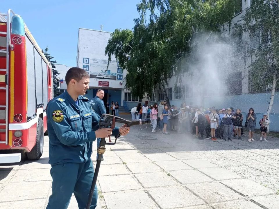 Огнеборцы в гостях у школьников: знакомство с профессией пожарного Огнеборцы в гостях у школьников: знакомство с профессией пожарного
