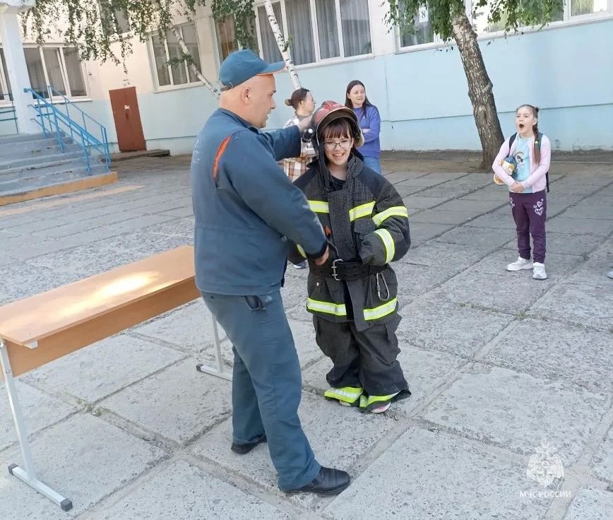 Огнеборцы в гостях у школьников: знакомство с профессией пожарного Огнеборцы в гостях у школьников: знакомство с профессией пожарного