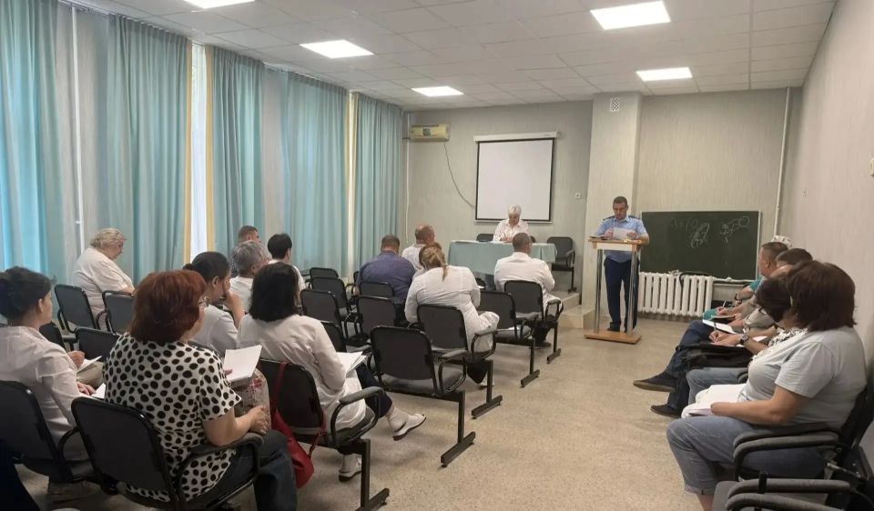 Прокурором Ворошиловского района Волгограда Алексеем Хабаровым проведена профилактическая беседа с работниками ГУЗ «Детская клиническая больница 8» по вопросам предупреждения преступлений, совершаемых с использованием... Прокурором Ворошиловского района Волгограда Алексеем Хабаровым проведена профилактическая беседа с работниками ГУЗ «Детская клиническая больница 8» по вопросам предупреждения преступлений, совершаемых с использованием...