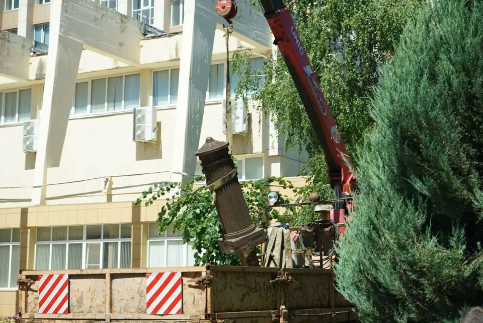 В Институте архитектуры и строительства ВолгГТУ появится исторический элемент — металлический столб, изготовленный на заводе «Баррикады» в 1945 году В Институте архитектуры и строительства ВолгГТУ появится исторический элемент — металлический столб, изготовленный на заводе «Баррикады» в 1945 году