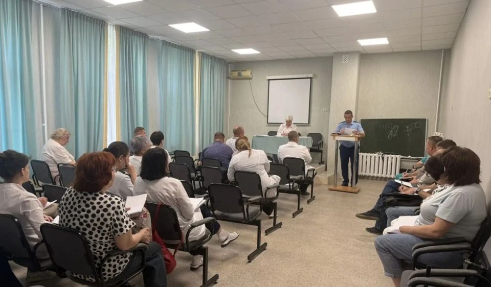 Прокурором Ворошиловского района Волгограда Алексеем Хабаровым проведена профилактическая беседа с работниками ГУЗ «Детская клиническая больница 8» по вопросам предупреждения преступлений, совершаемых с использованием... Прокурором Ворошиловского района Волгограда Алексеем Хабаровым проведена профилактическая беседа с работниками ГУЗ «Детская клиническая больница 8» по вопросам предупреждения преступлений, совершаемых с использованием...