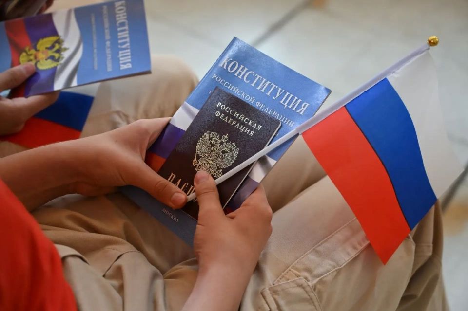 В преддверии Дня России волгоградским школьникам вручили первые паспорта В преддверии Дня России волгоградским школьникам вручили первые паспорта