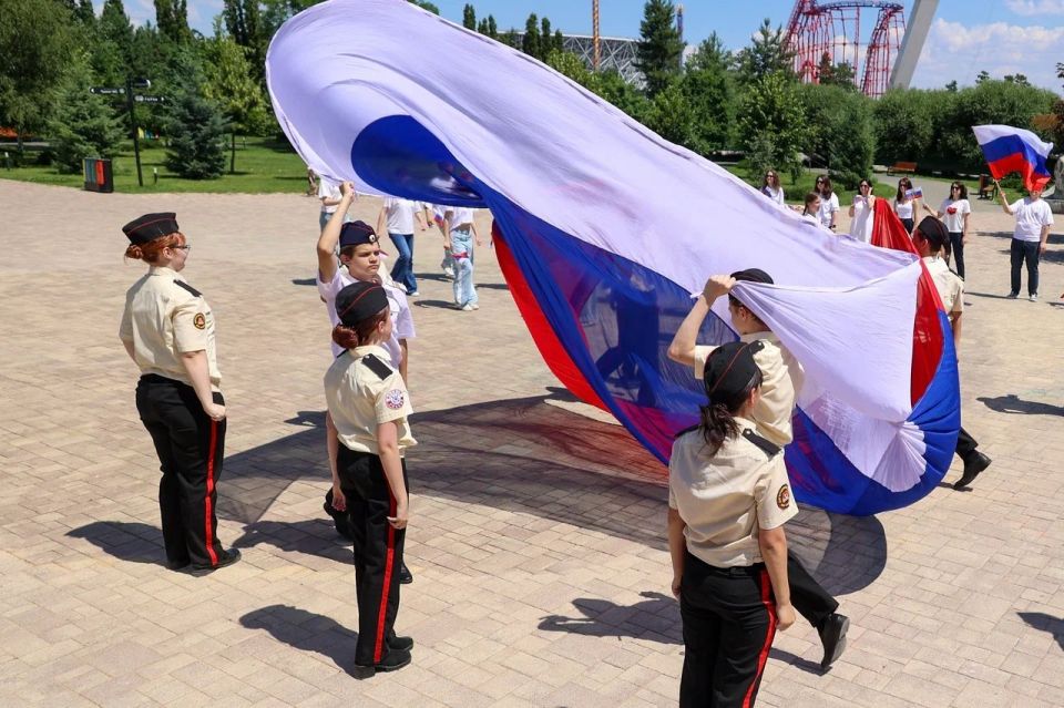 Порядка 50 человек приняли участие в танцевальном флешмобе «Три цвета — одно сердце» ко Дню России у главной сцены ЦПКиО Волгограда, сообщает мэрия