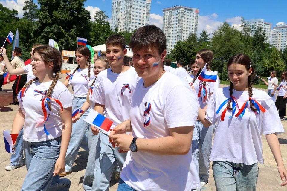 Порядка 50 человек приняли участие в танцевальном флешмобе «Три цвета — одно сердце» ко Дню России у главной сцены ЦПКиО Волгограда, сообщает мэрия Порядка 50 человек приняли участие в танцевальном флешмобе «Три цвета — одно сердце» ко Дню России у главной сцены ЦПКиО Волгограда, сообщает мэрия