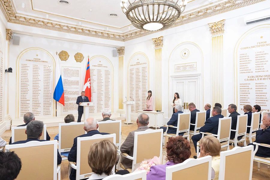 Губернатор Андрей Бочаров вручил госнаграды жителям Волгоградской области Губернатор Андрей Бочаров вручил госнаграды жителям Волгоградской области