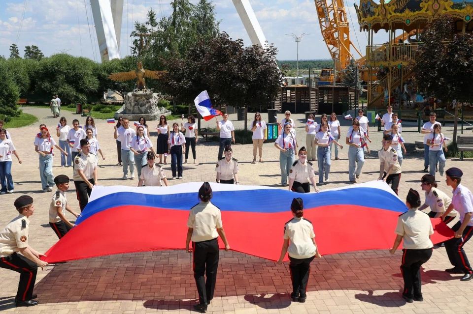 Порядка 50 человек приняли участие в танцевальном флешмобе «Три цвета — одно сердце» ко Дню России у главной сцены ЦПКиО Волгограда, сообщает мэрия Порядка 50 человек приняли участие в танцевальном флешмобе «Три цвета — одно сердце» ко Дню России у главной сцены ЦПКиО Волгограда, сообщает мэрия