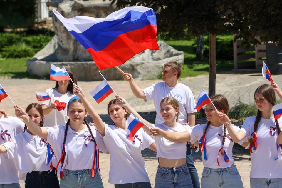 Порядка 50 человек приняли участие в танцевальном флешмобе «Три цвета — одно сердце» ко Дню России у главной сцены ЦПКиО Волгограда, сообщает мэрия Порядка 50 человек приняли участие в танцевальном флешмобе «Три цвета — одно сердце» ко Дню России у главной сцены ЦПКиО Волгограда, сообщает мэрия