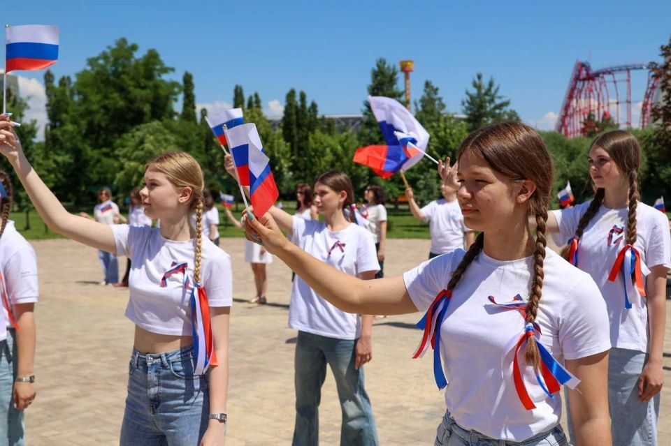 Порядка 50 человек приняли участие в танцевальном флешмобе «Три цвета — одно сердце» ко Дню России у главной сцены ЦПКиО Волгограда, сообщает мэрия Порядка 50 человек приняли участие в танцевальном флешмобе «Три цвета — одно сердце» ко Дню России у главной сцены ЦПКиО Волгограда, сообщает мэрия