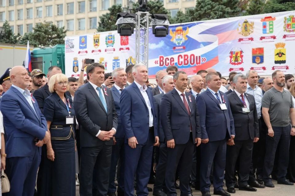 В День России на передовую отправился очередной гуманитарный конвой в рамках акции "Все СВОи" В День России на передовую отправился очередной гуманитарный конвой в рамках акции "Все СВОи"