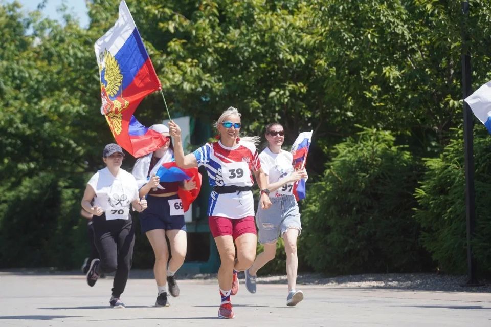 Около 200 человек приняли участие в километровом забеге с флагами в ЦПКиО Волгограда