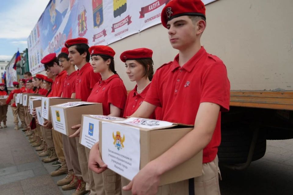 В День России на передовую отправился очередной гуманитарный конвой в рамках акции "Все СВОи" В День России на передовую отправился очередной гуманитарный конвой в рамках акции "Все СВОи"