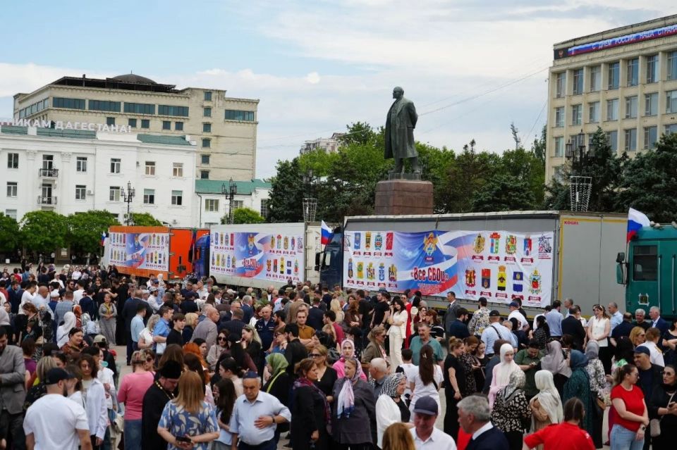 В День России на передовую отправился очередной гуманитарный конвой в рамках акции "Все СВОи" В День России на передовую отправился очередной гуманитарный конвой в рамках акции "Все СВОи"