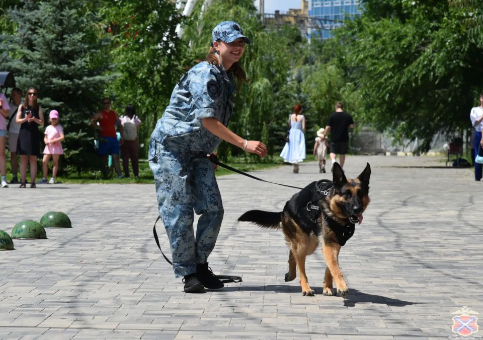 Праздничный концерт ко Дню России провели волгоградские полицейские Праздничный концерт ко Дню России провели волгоградские полицейские