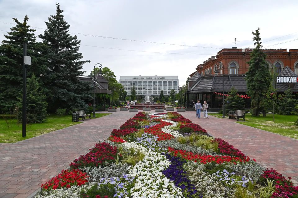 Сквер Симбирцева открыли в День России после реконструкции в центре Волгограда Сквер Симбирцева открыли в День России после реконструкции в центре Волгограда