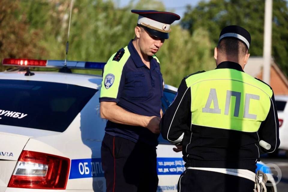 Водитель BMW пострадал в ДТП с Lada Vesta и ВАЗ-2121 в Волжском, его госпитализировали, сообщает ГУ МВД России по региону