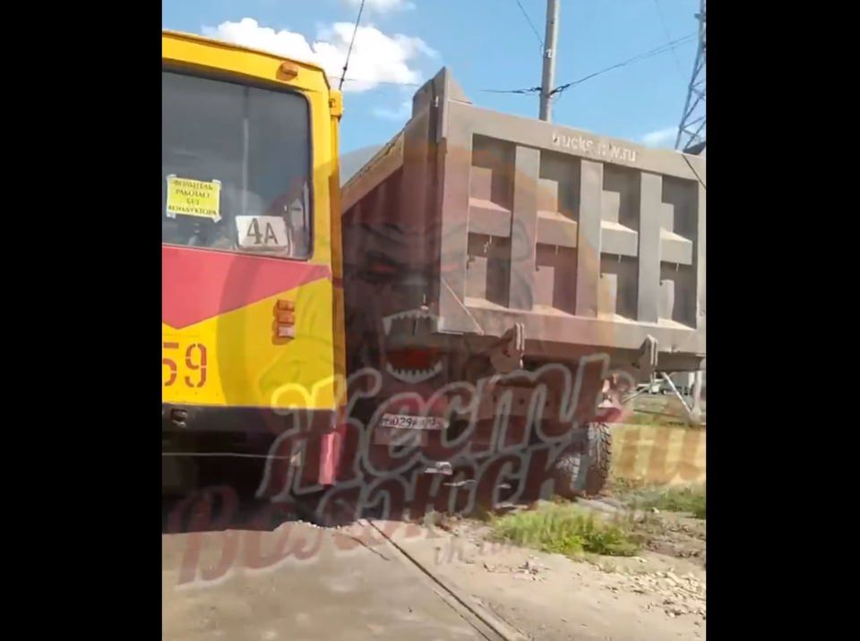 В городе Волжский Волгоградской области произошло дорожно-транспортное происшествие с участием грузового автомобиля КамАЗ и трамвая