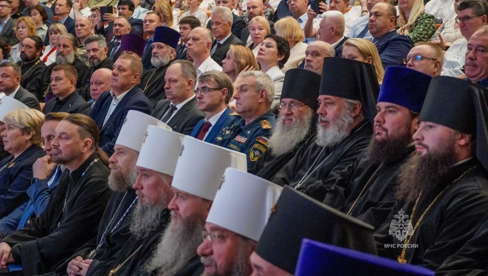 Первый заместитель начальника ГУ МЧС России по Волгоградской области полковник Андрей Таросян принял участие в I межрегиональном форуме Всемирного Русского Народного Собора Первый заместитель начальника ГУ МЧС России по Волгоградской области полковник Андрей Таросян принял участие в I межрегиональном форуме Всемирного Русского Народного Собора