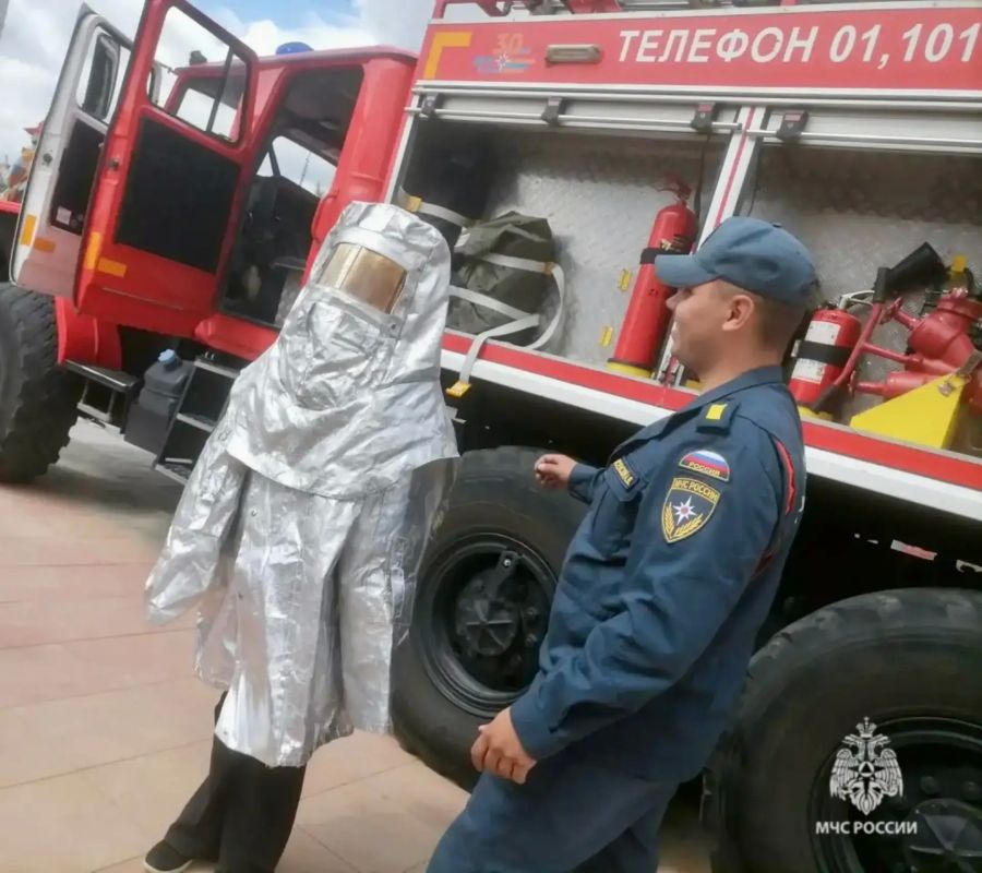 Герои рядом: воспитанники лагеря узнали о миссии пожарных Герои рядом: воспитанники лагеря узнали о миссии пожарных