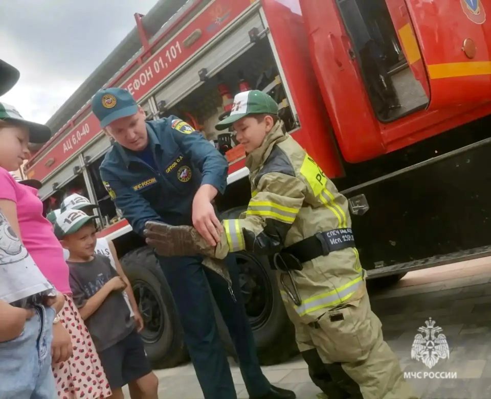 Герои рядом: воспитанники лагеря узнали о миссии пожарных Герои рядом: воспитанники лагеря узнали о миссии пожарных
