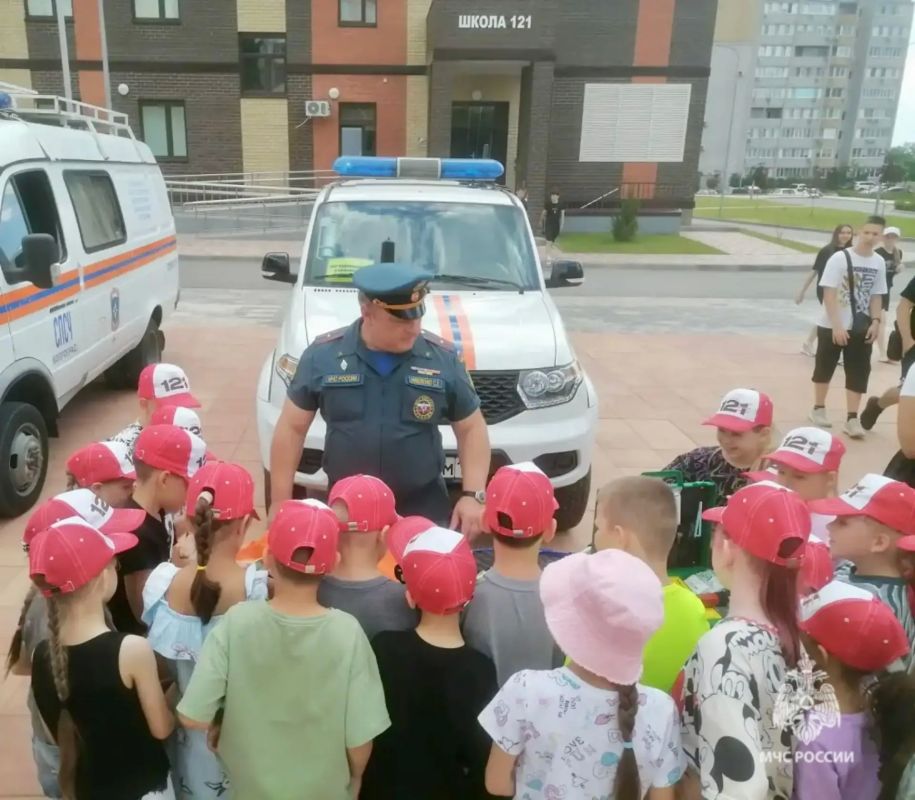 Герои рядом: воспитанники лагеря узнали о миссии пожарных Герои рядом: воспитанники лагеря узнали о миссии пожарных