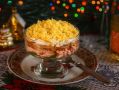 Праздничный салат с рыбой и яблоками, который удивит всех