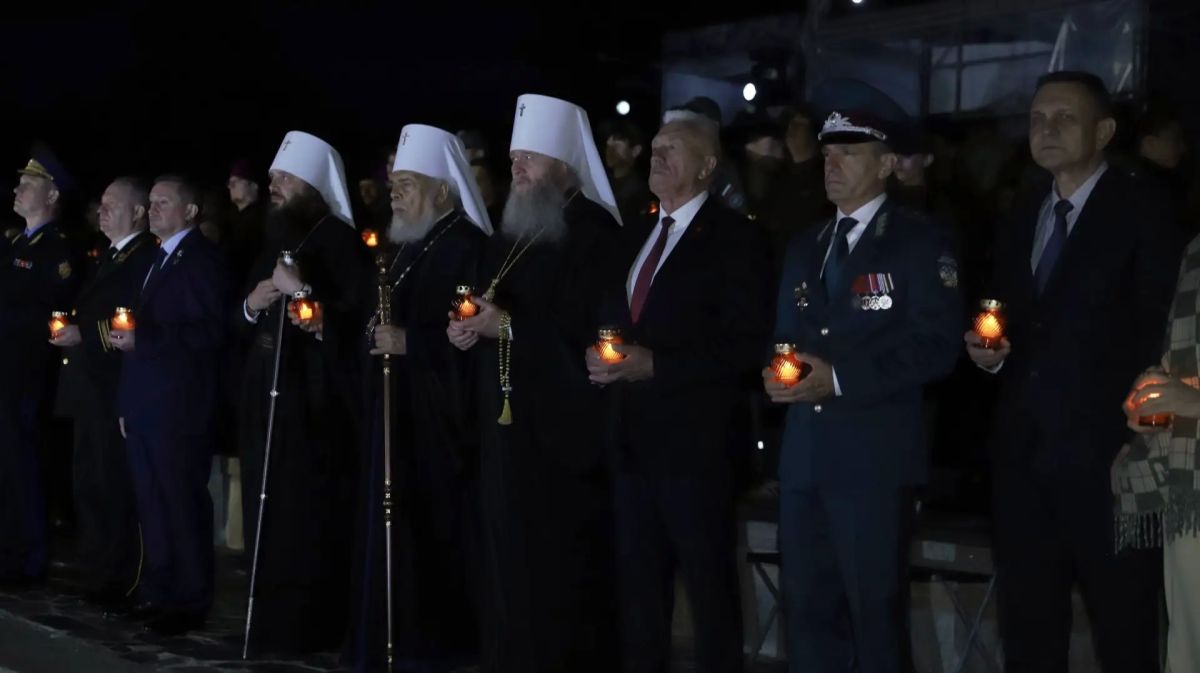 Губернатор Андрей Бочаров, председатель регионального парламента Александр Блошкин и депутаты облдумы приняли участие в традиционной патриотической акции «Завтра была война…» на Мамаевом кургане Губернатор Андрей Бочаров, председатель регионального парламента Александр Блошкин и депутаты облдумы приняли участие в традиционной патриотической акции «Завтра была война…» на Мамаевом кургане