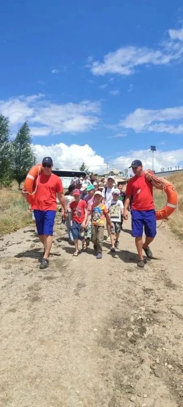 Сегодня спасатели Волжского открыли свои двери для самых любопытных гостей — ребят из школьного лагеря «Ромашка» (школа №31) Сегодня спасатели Волжского открыли свои двери для самых любопытных гостей — ребят из школьного лагеря «Ромашка» (школа №31)