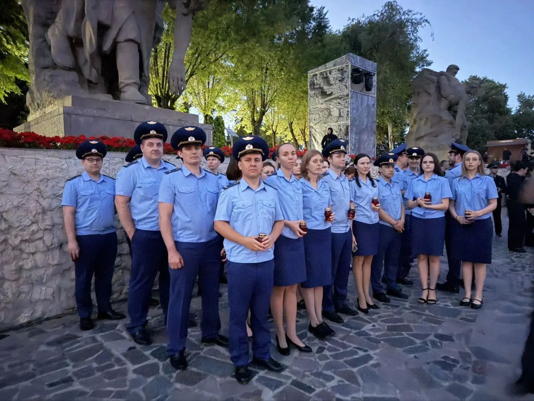 Руководство и работники прокуратуры Волгоградской области приняли участие в мероприятиях, посвященных Дню памяти и скорби Руководство и работники прокуратуры Волгоградской области приняли участие в мероприятиях, посвященных Дню памяти и скорби