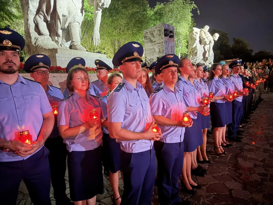 Руководство и работники прокуратуры Волгоградской области приняли участие в мероприятиях, посвященных Дню памяти и скорби Руководство и работники прокуратуры Волгоградской области приняли участие в мероприятиях, посвященных Дню памяти и скорби