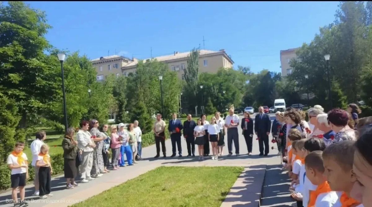 Мы помним!. Сегодня утром в сквере 8 Марта состоялось возложение цветов к братской могиле, в которой похоронены воины 57-й и 64-й армий, погибшие при обороне Сталинграда Мы помним!. Сегодня утром в сквере 8 Марта состоялось возложение цветов к братской могиле, в которой похоронены воины 57-й и 64-й армий, погибшие при обороне Сталинграда