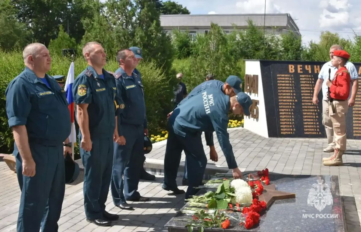 Сотрудники МЧС России почтили память погибших в годы Великой Отечественной войны Сотрудники МЧС России почтили память погибших в годы Великой Отечественной войны