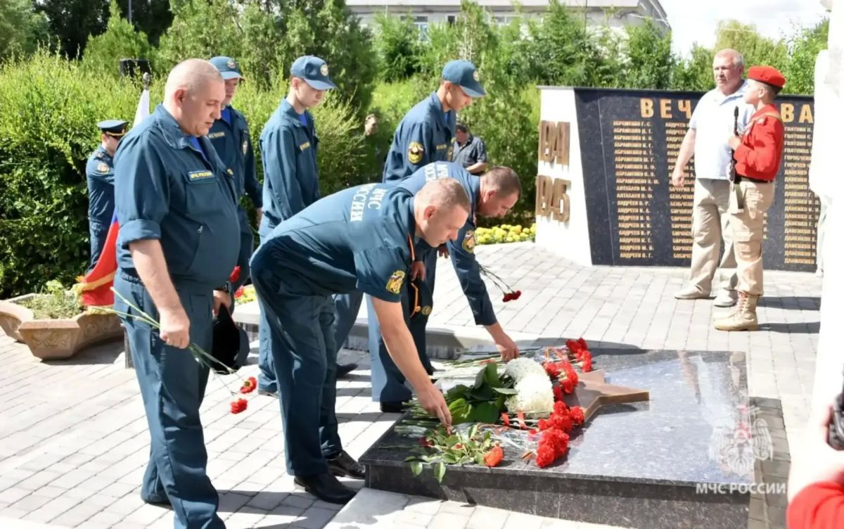 Сотрудники МЧС России почтили память погибших в годы Великой Отечественной войны Сотрудники МЧС России почтили память погибших в годы Великой Отечественной войны