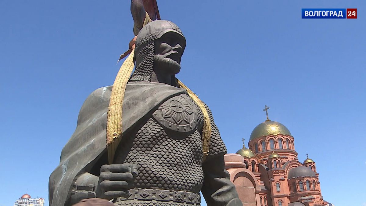 Памятник Александру Невскому демонтировали с площади Павших борцов Памятник Александру Невскому демонтировали с площади Павших борцов