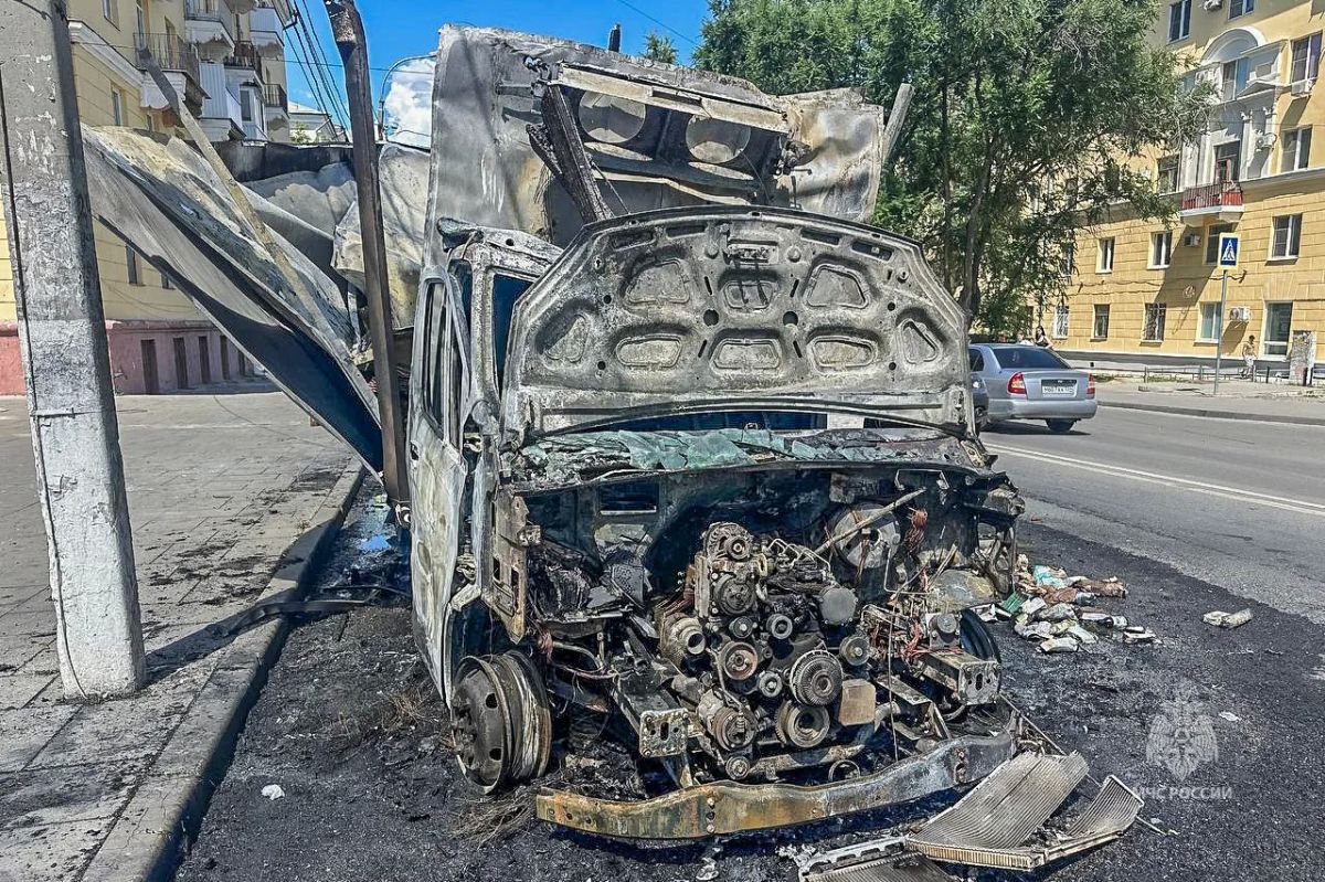 Волгоградские огнеборцы потушили два автотранспортных средства Волгоградские огнеборцы потушили два автотранспортных средства