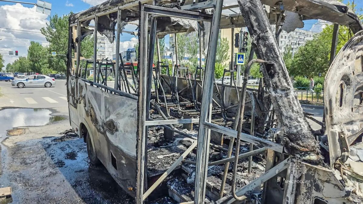 Волгоградские огнеборцы потушили два автотранспортных средства Волгоградские огнеборцы потушили два автотранспортных средства