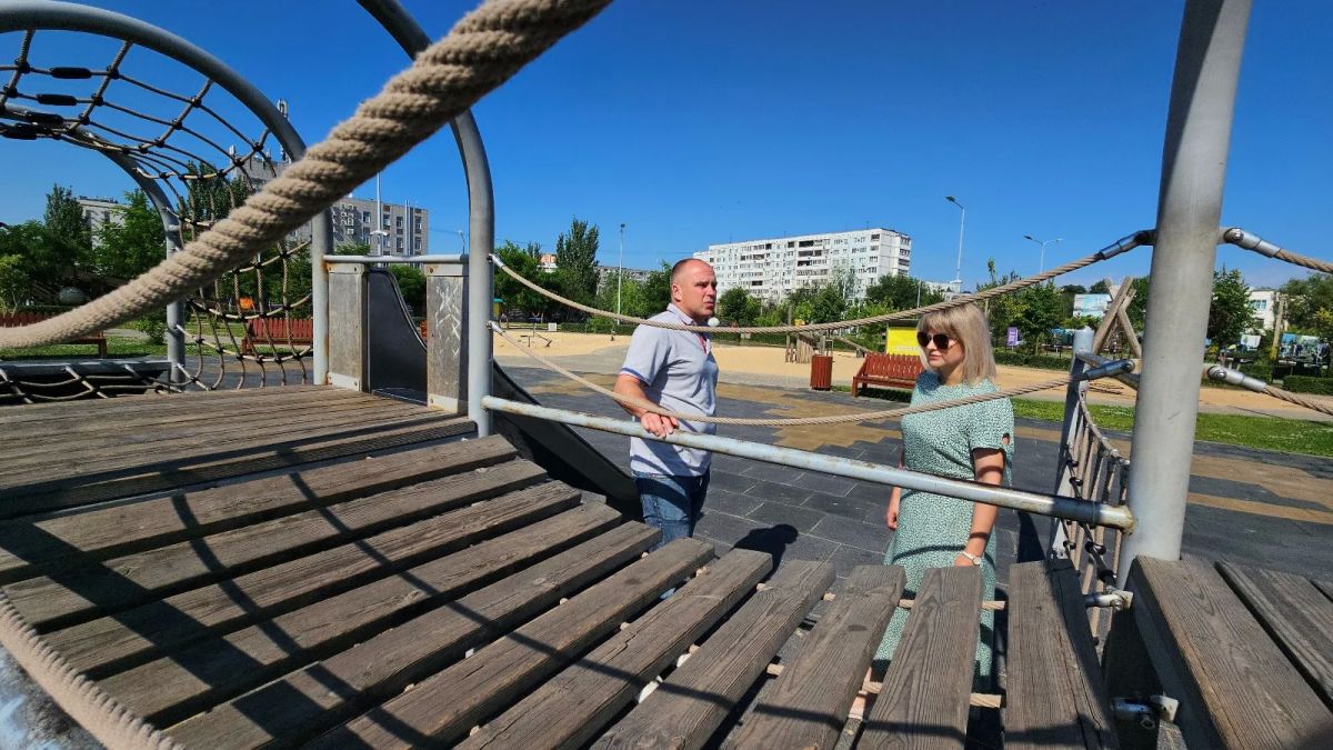 В рамках мониторинга безопасности детской и городской инфраструктуры депутаты Волгоградской областной Думы продолжают посещать социально значимые объекты и места массового пребывания семей с детьми, чтобы лично ознакомиться... В рамках мониторинга безопасности детской и городской инфраструктуры депутаты Волгоградской областной Думы продолжают посещать социально значимые объекты и места массового пребывания семей с детьми, чтобы лично ознакомиться...