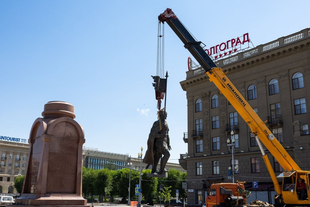 В Волгограде начались работы по переносу памятника Александру Невскому