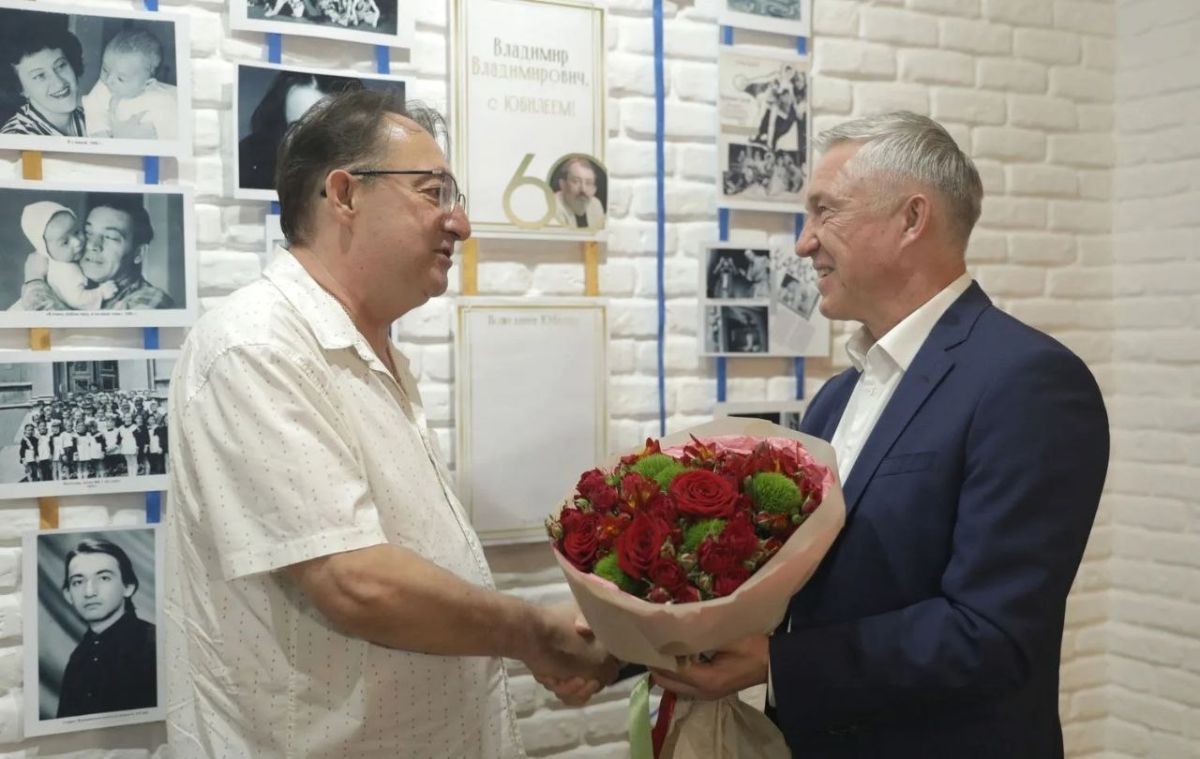 Актёр, режиссер и худрук Волгоградского молодёжного театра Владимир Бондаренко отметил 60-летний юбилей
