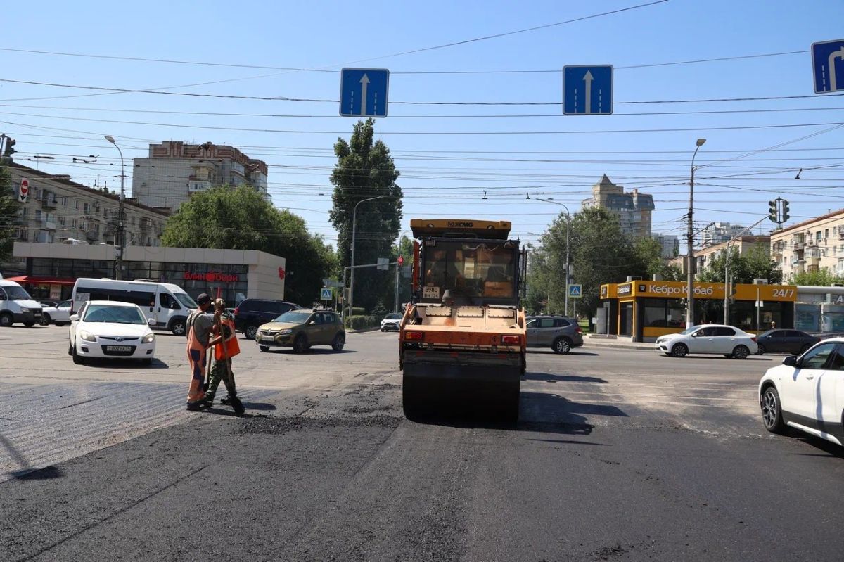 Укладку выравнивающего слоя асфальта завершают на первом участке дороги по улице 7-й Гвардейской в Центральном районе Волгограда, сообщает мэрия Укладку выравнивающего слоя асфальта завершают на первом участке дороги по улице 7-й Гвардейской в Центральном районе Волгограда, сообщает мэрия