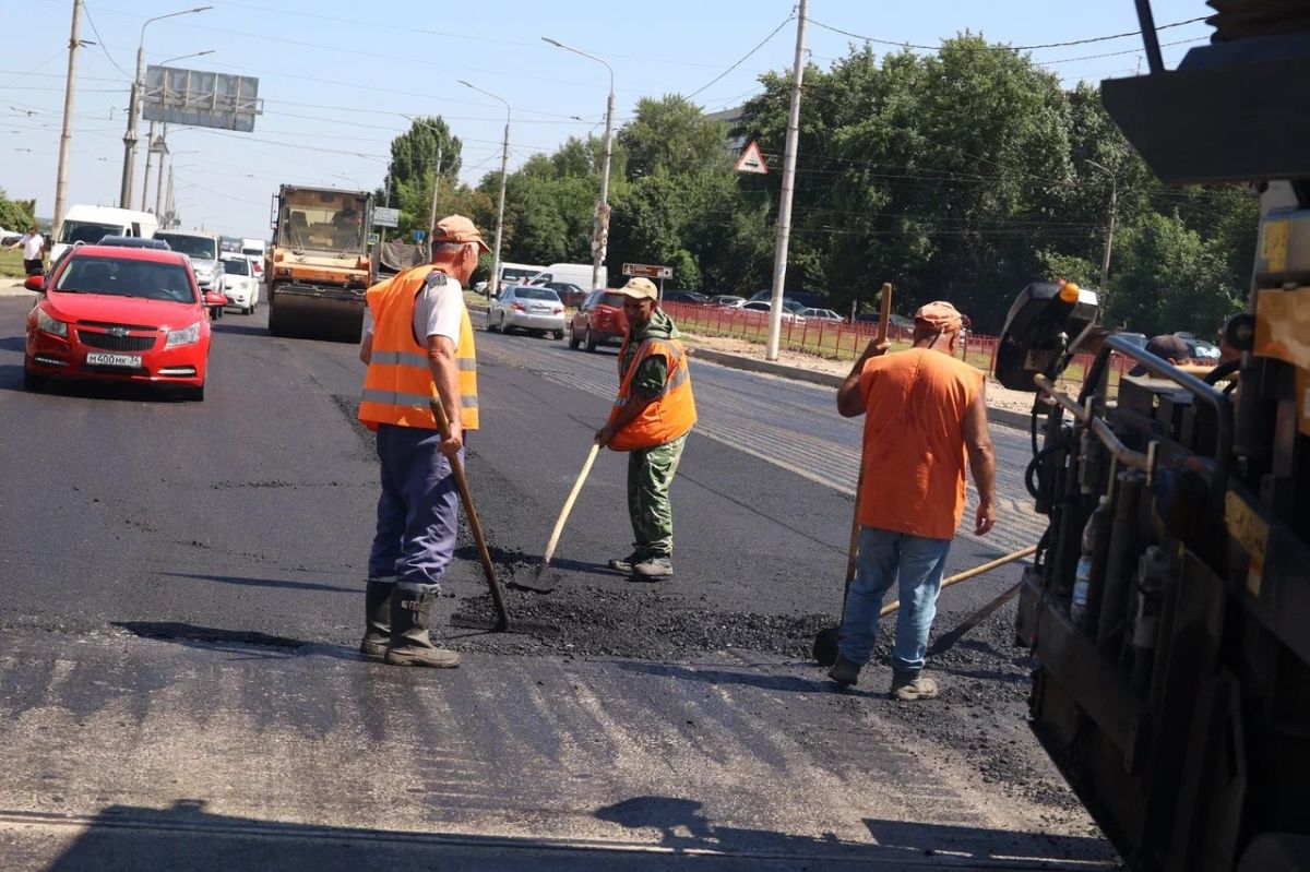 Укладку выравнивающего слоя асфальта завершают на первом участке дороги по улице 7-й Гвардейской в Центральном районе Волгограда, сообщает мэрия Укладку выравнивающего слоя асфальта завершают на первом участке дороги по улице 7-й Гвардейской в Центральном районе Волгограда, сообщает мэрия