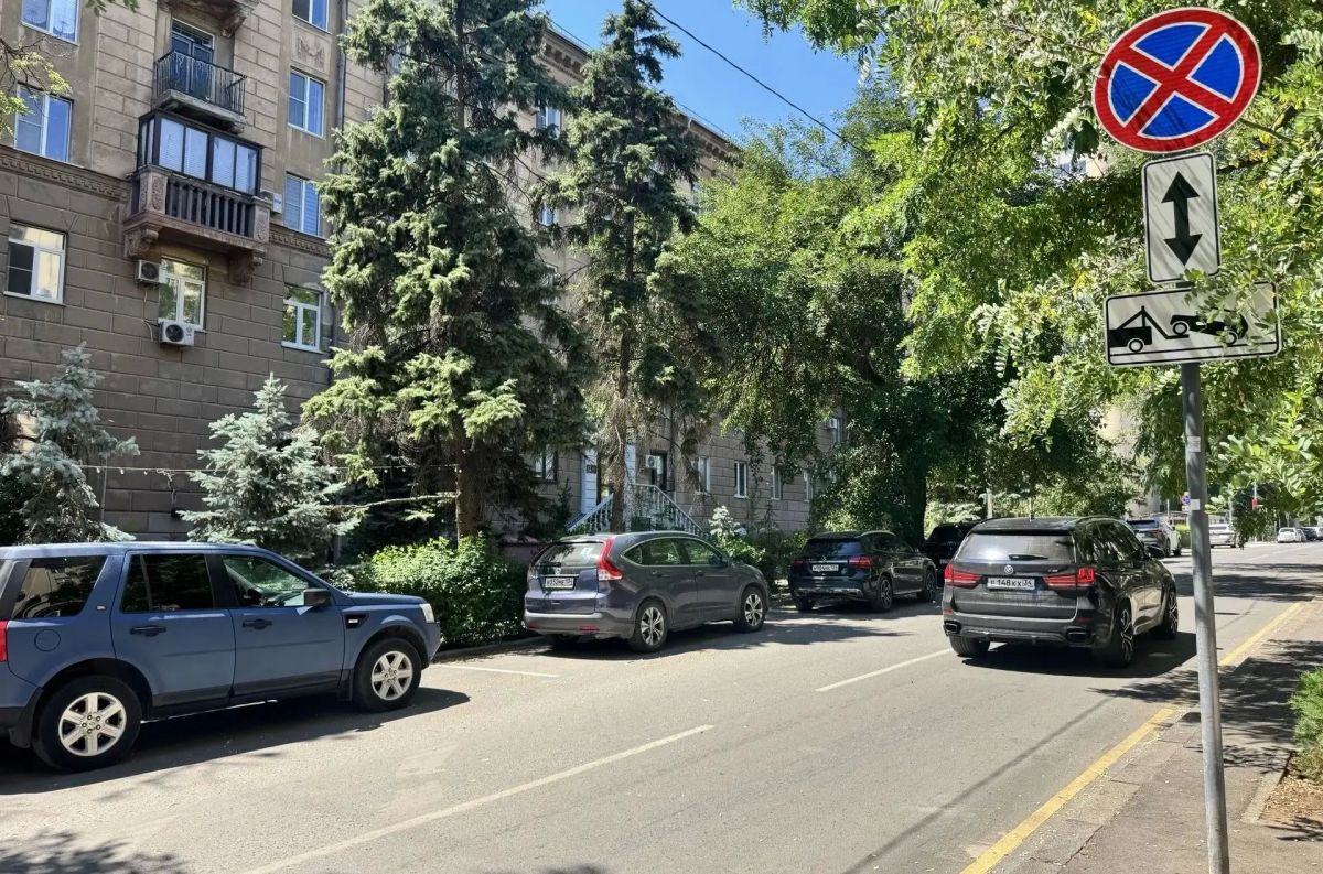 Оставить машину бесплатно у ВГАФКа и идти пешком: мэрия Волгограда предложила водителям альтернативу платным парковкам Оставить машину бесплатно у ВГАФКа и идти пешком: мэрия Волгограда предложила водителям альтернативу платным парковкам