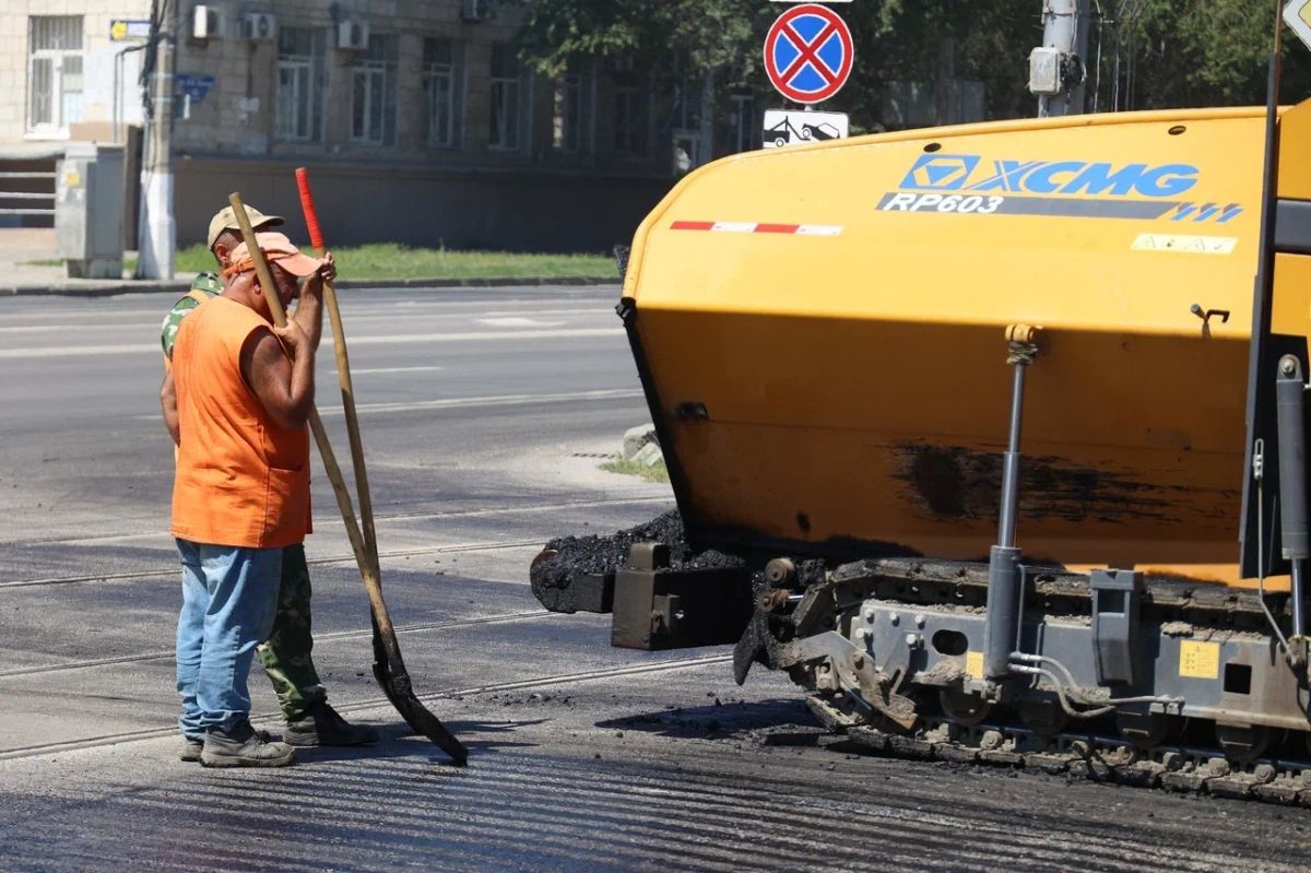 Укладку выравнивающего слоя асфальта завершают на первом участке дороги по улице 7-й Гвардейской в Центральном районе Волгограда, сообщает мэрия Укладку выравнивающего слоя асфальта завершают на первом участке дороги по улице 7-й Гвардейской в Центральном районе Волгограда, сообщает мэрия