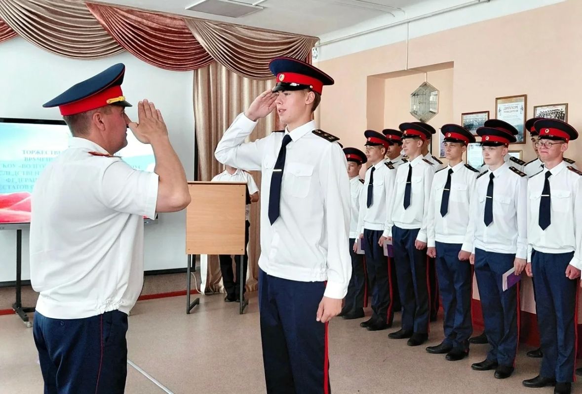 Выпускникам девятых классов вручили аттестаты об основном общем образовании Выпускникам девятых классов вручили аттестаты об основном общем образовании